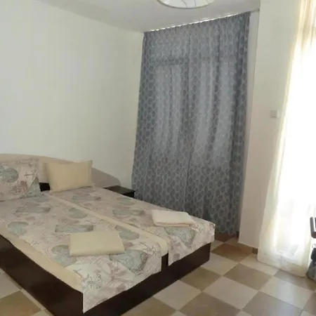 بيت ضيافة Petrovi